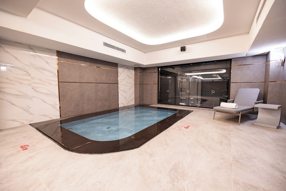 Qlusive Hotel 18/50