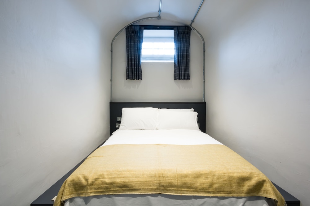 CoDE Pod Hostels THE CoURT 13/49