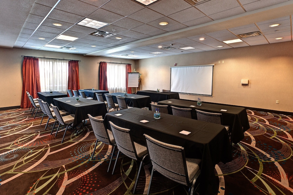 Holiday Inn Express & Suites Wichita Northwest Maize K-96 39/43
