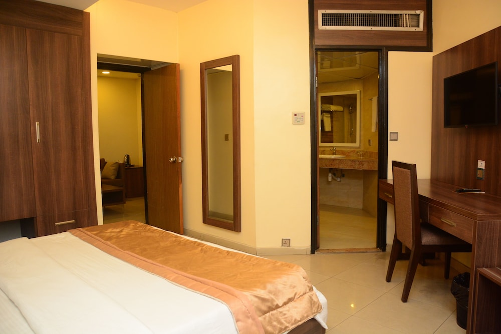Senior, Suite, Queen Bed