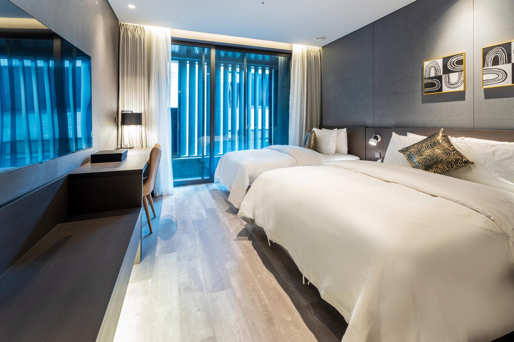 DELUXE, TWIN BEDS