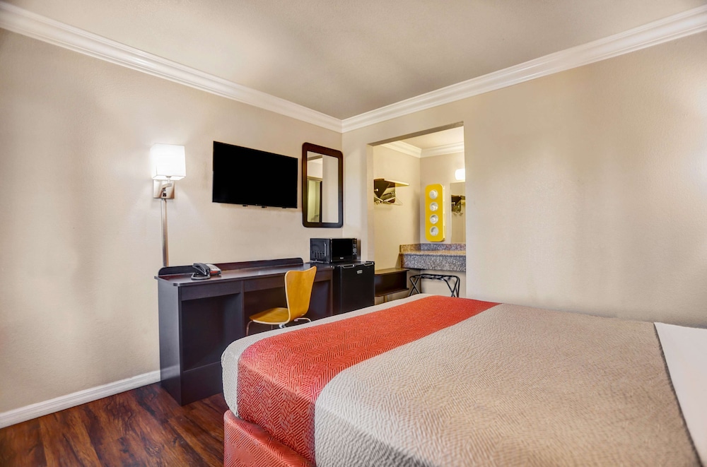 Motel6 Fresno, CA - Belmont Ave 26/39