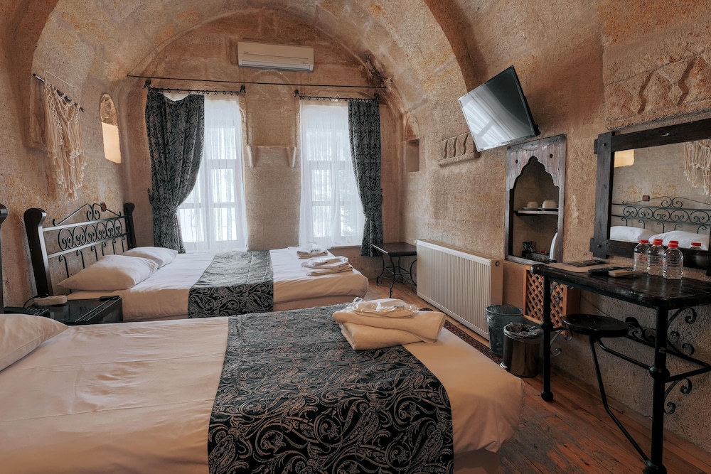 Travellers Cave Pension 33/50