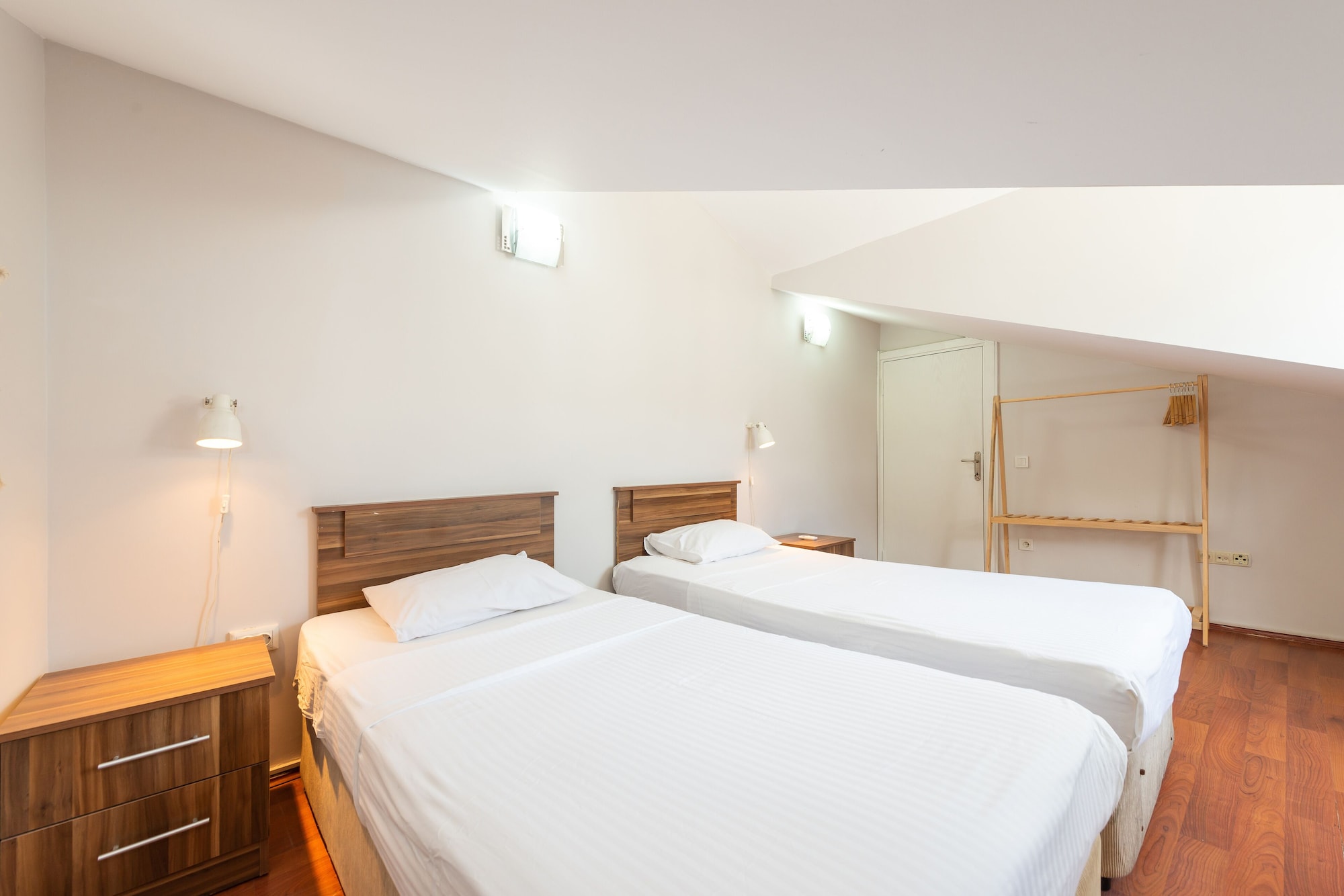 2 Bedrooms, Apartment, 1 Double and 4 Single Beds، Dualis Hotel 3/9