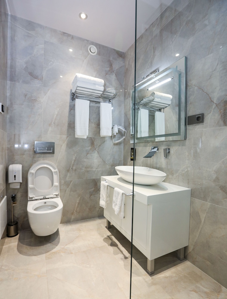 Metro Hotel Tirana 46/49