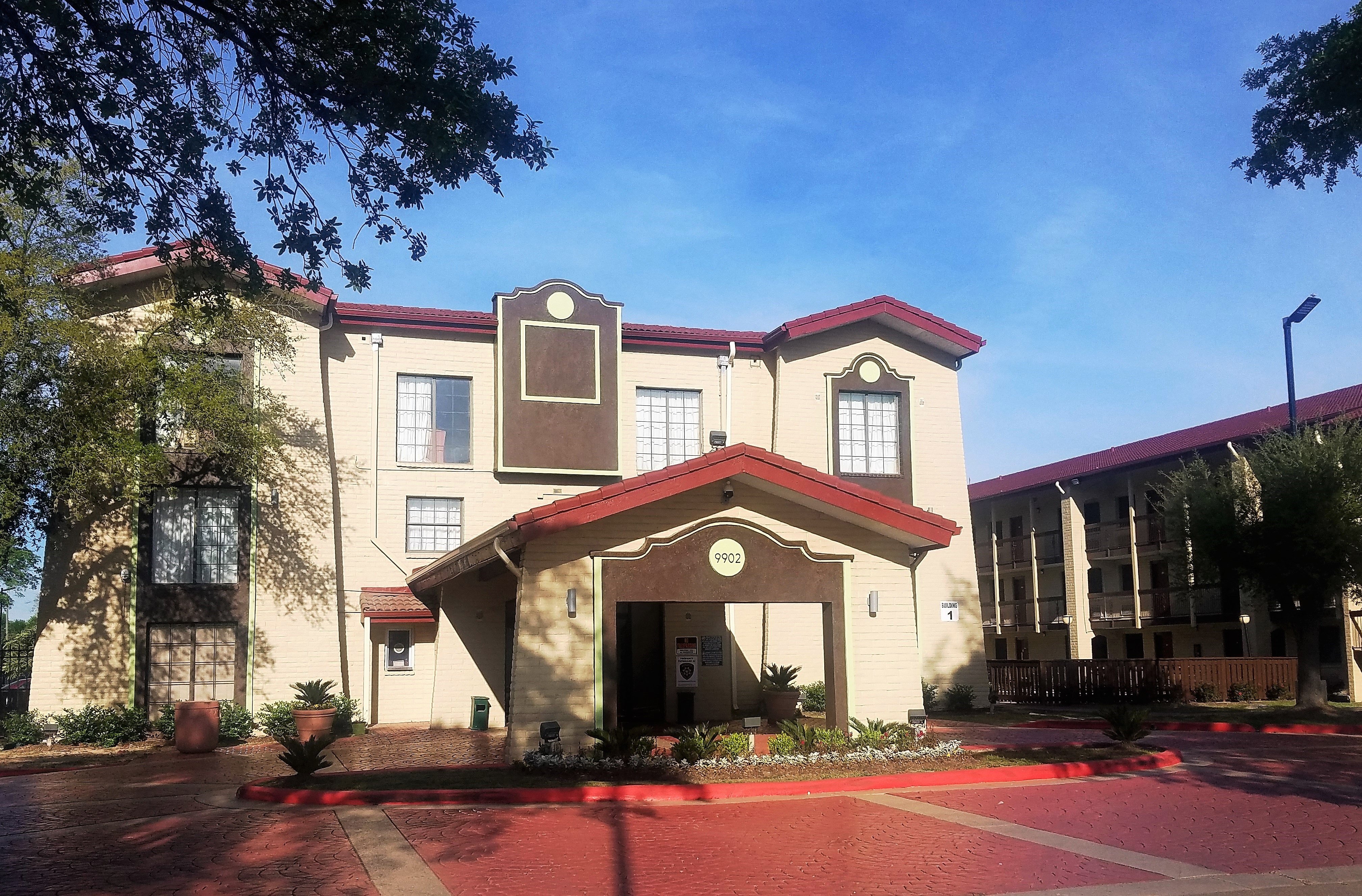 Red Roof Inn and Suites Houston Hobby Airport 21/24