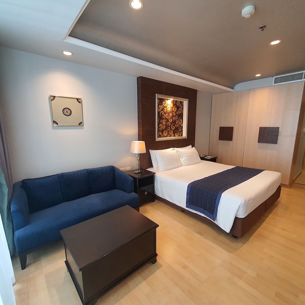 PREMIER, STUDIO, KING BED, BALCONY