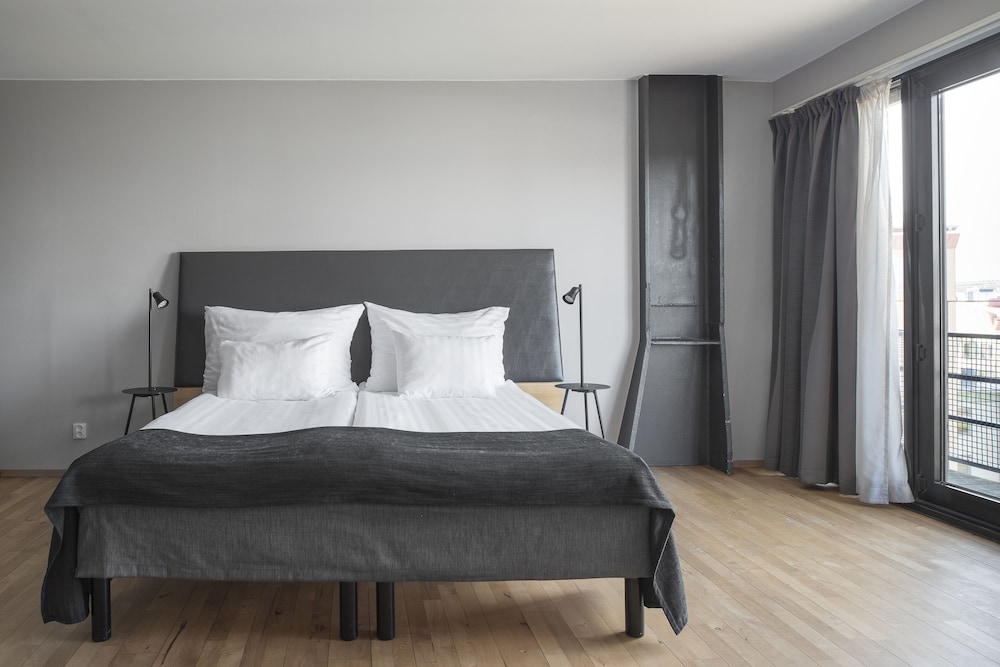 Quality Hotel 11 10/54