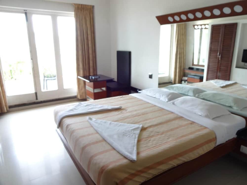 Lotus Bay View Hotel 8/25