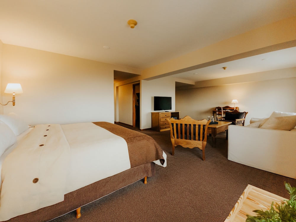 JUNIOR SUITE, KING BED, BAY VIEW