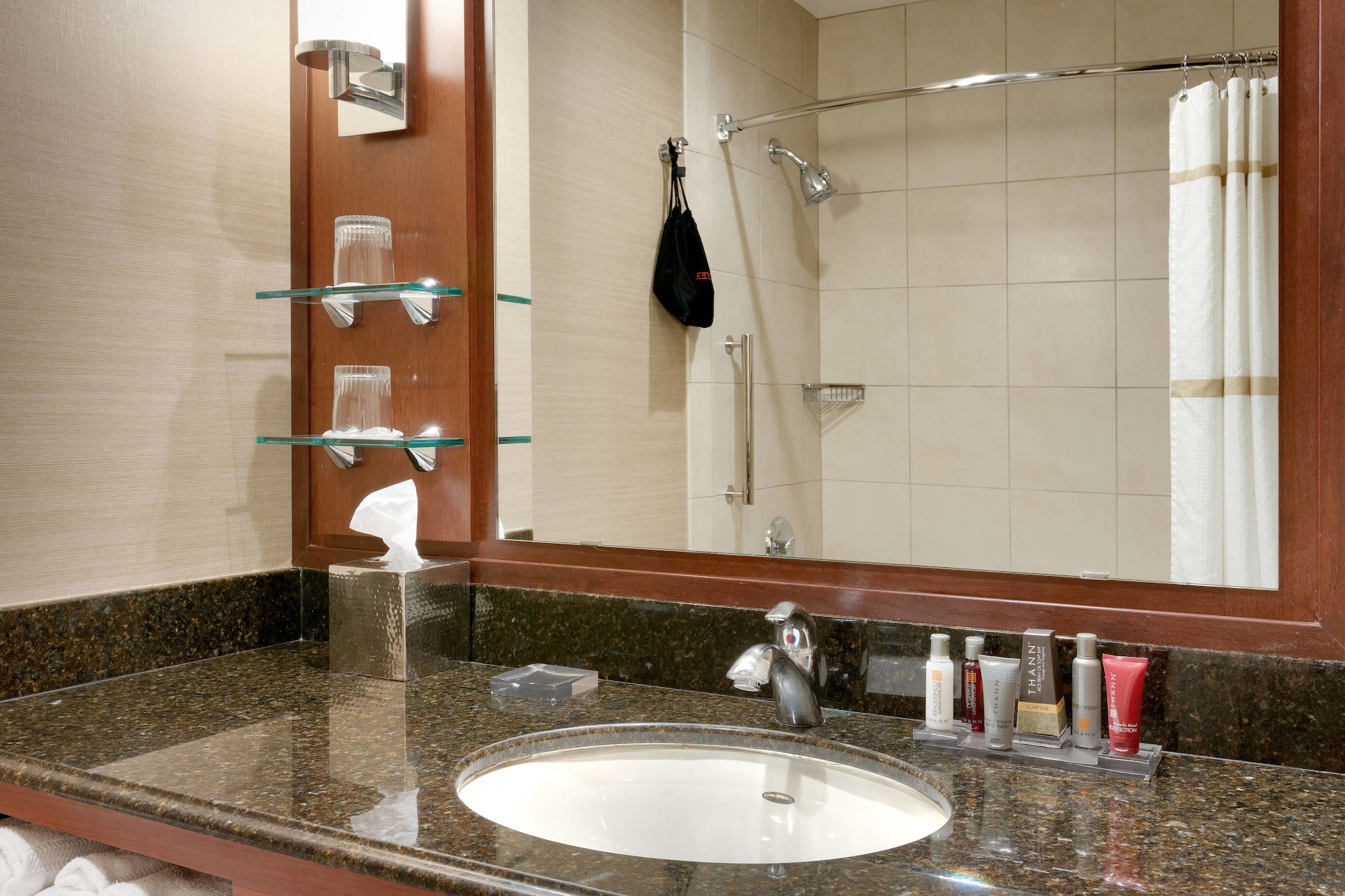 غرفة بسرير كينج بإطلالة على الجبل للمدخنين، Marriott University Park 8/9