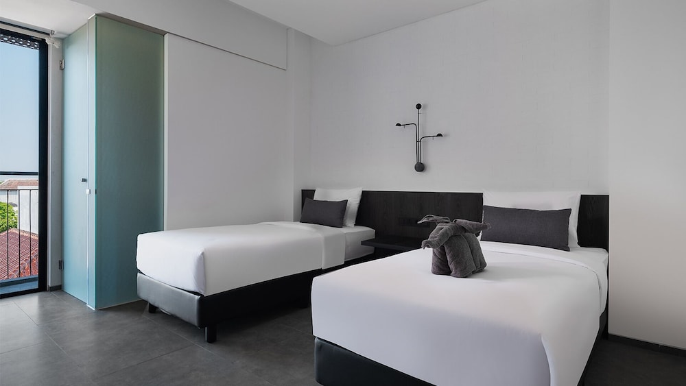 REZ Hotel 16/56