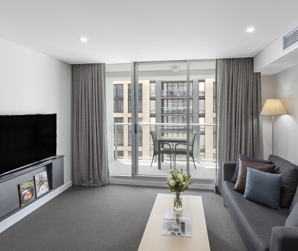 Oaks Embassy Adelaide Suites 46/64
