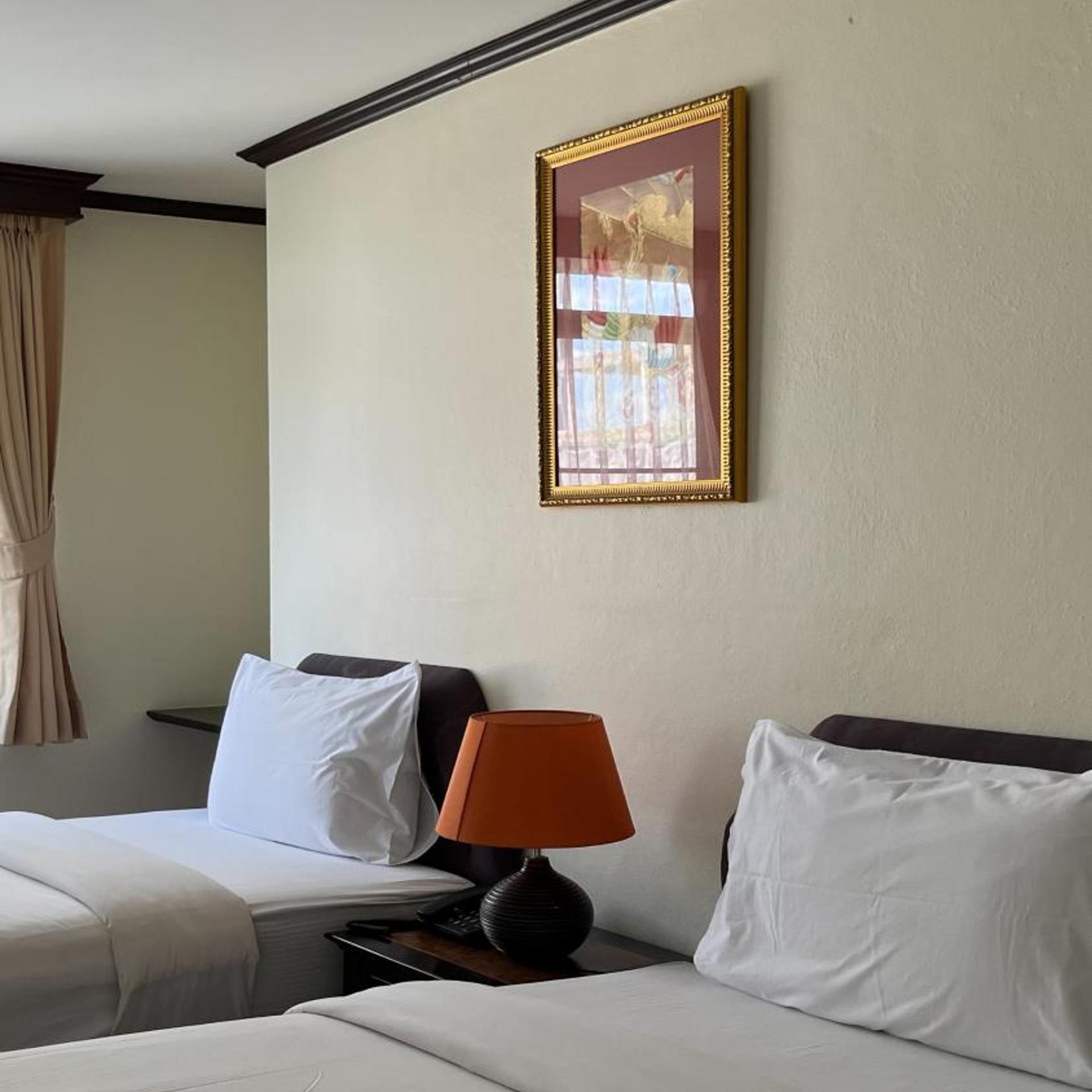 غرفة بسريرين منفصلين، Yellow Ribbon Hills Boutique Suites 2/8