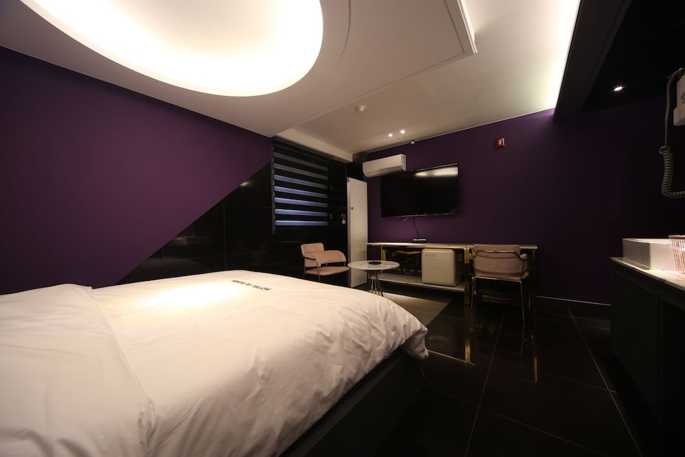 Piano Hotel 10/65