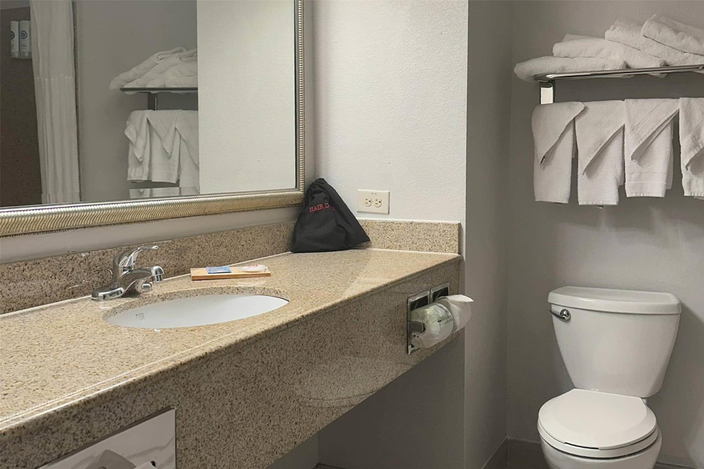 Comfort Inn & Suites Concord (Kannapolis) 44/51