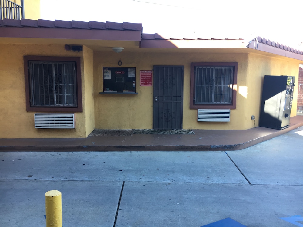 Satellite Motel 44/49