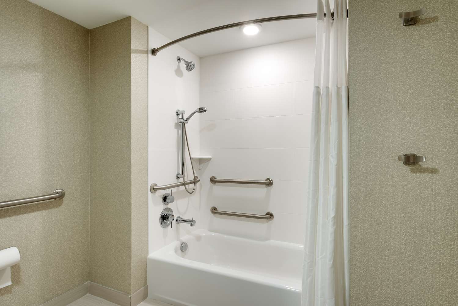 Room, 2 Queen Beds, Bathtub, Accessible