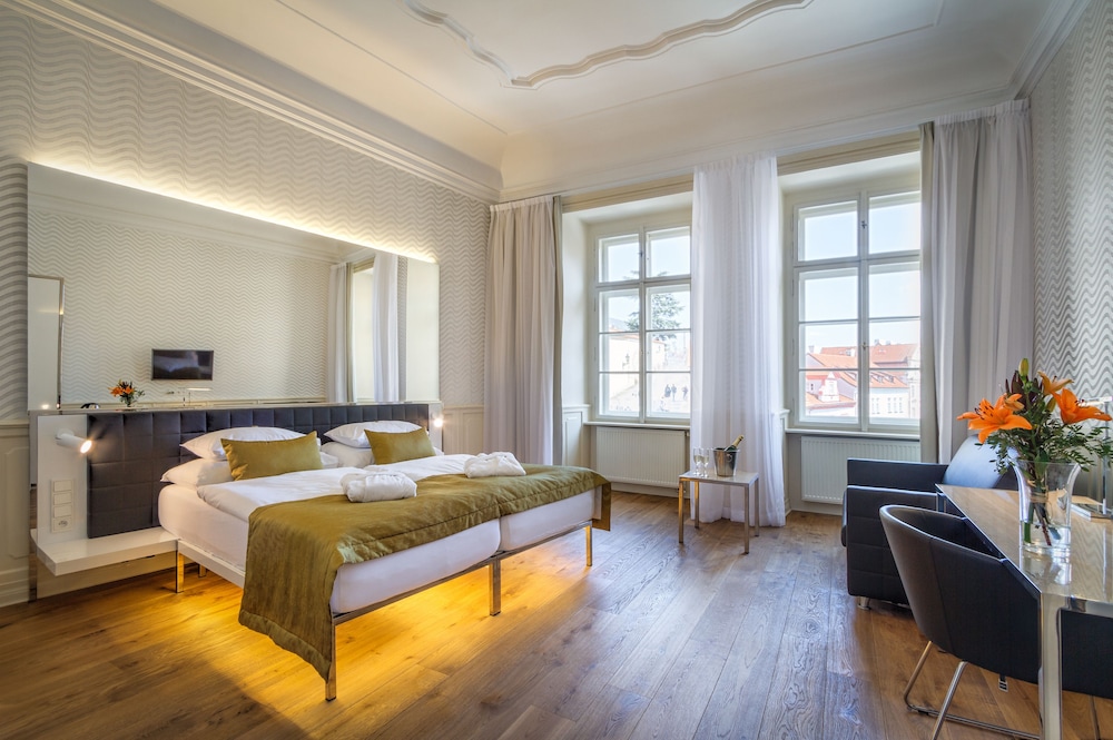DELUXE, DOUBLE BED