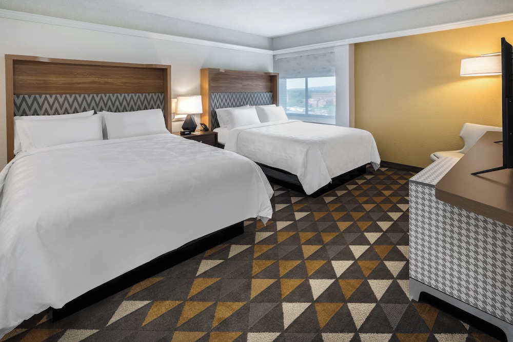 Holiday Inn Suites Pittsfield Berkshires 26/80