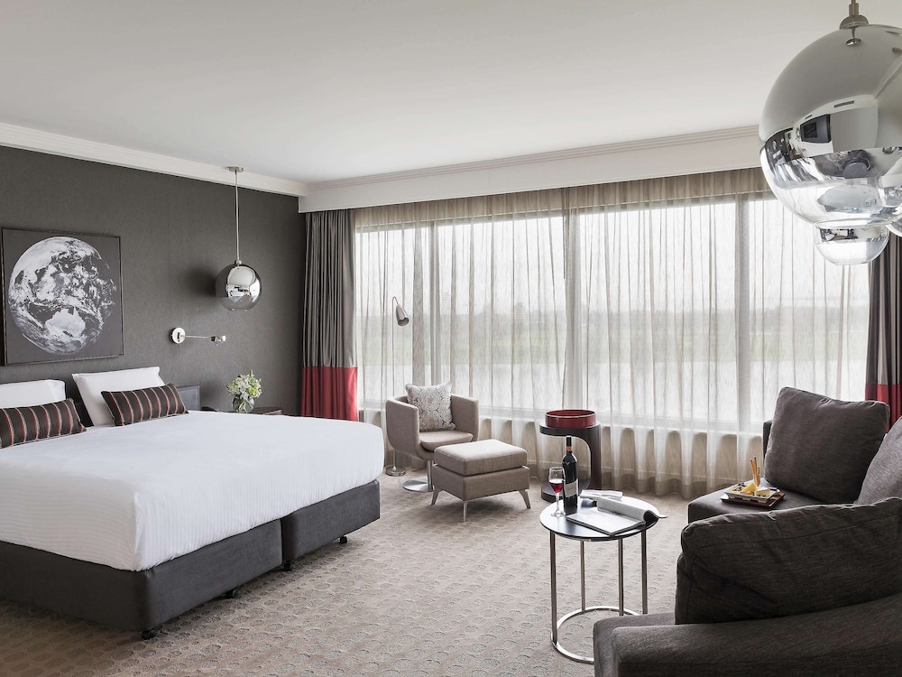 DELUXE, KING BED, LAKE VIEW