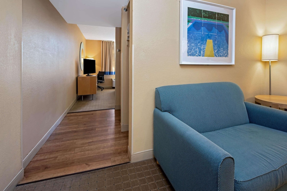 La Quinta Inn Suites By Wyndham West Palm Beach Airport 33/50