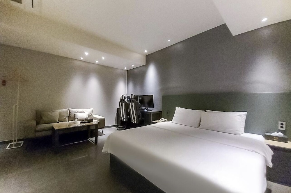 Vip, Queen Bed, No Parking