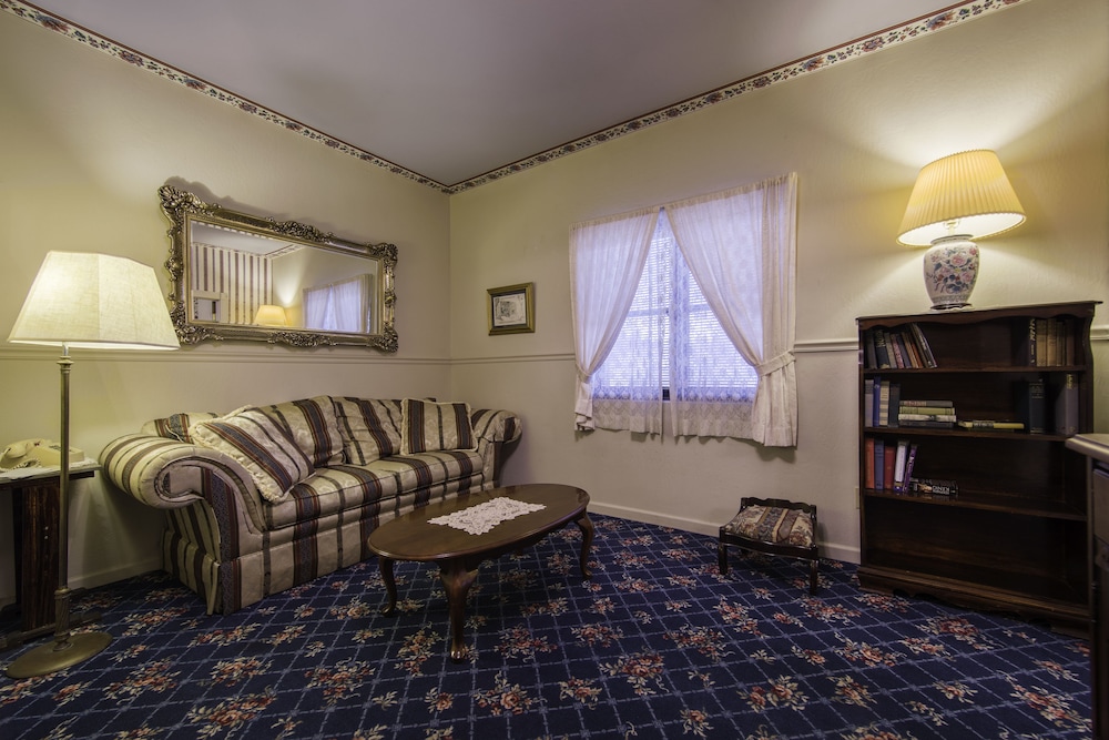 Historic Cary House Hotel 39/51