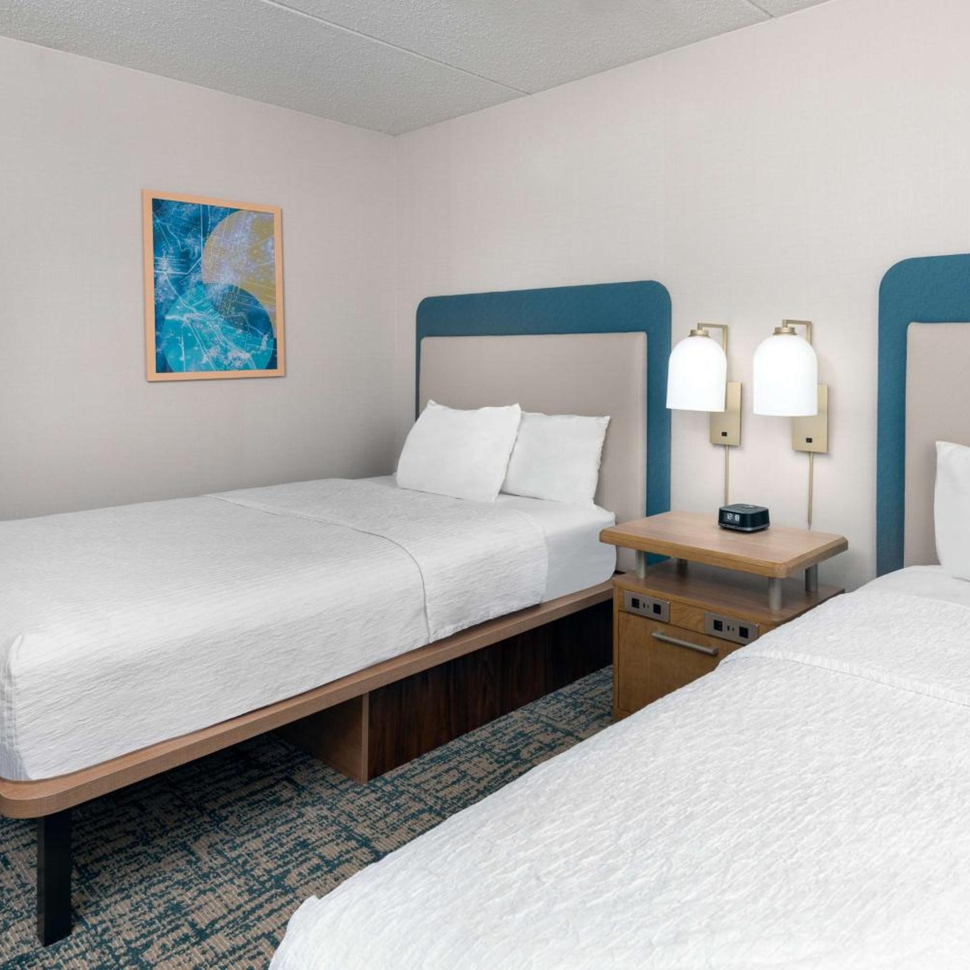 جناح بسريرين مزدوجين بغرفة نوم واحدة مع أريكة
