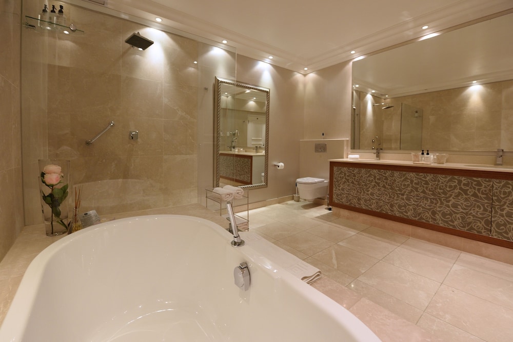 The Clarendon - Bantry Bay 47/50