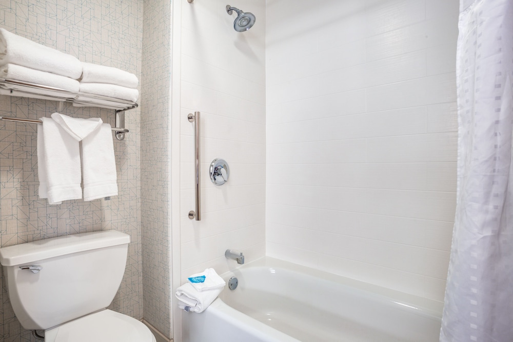 Holiday Inn Express Wisconsin Dells 24/69
