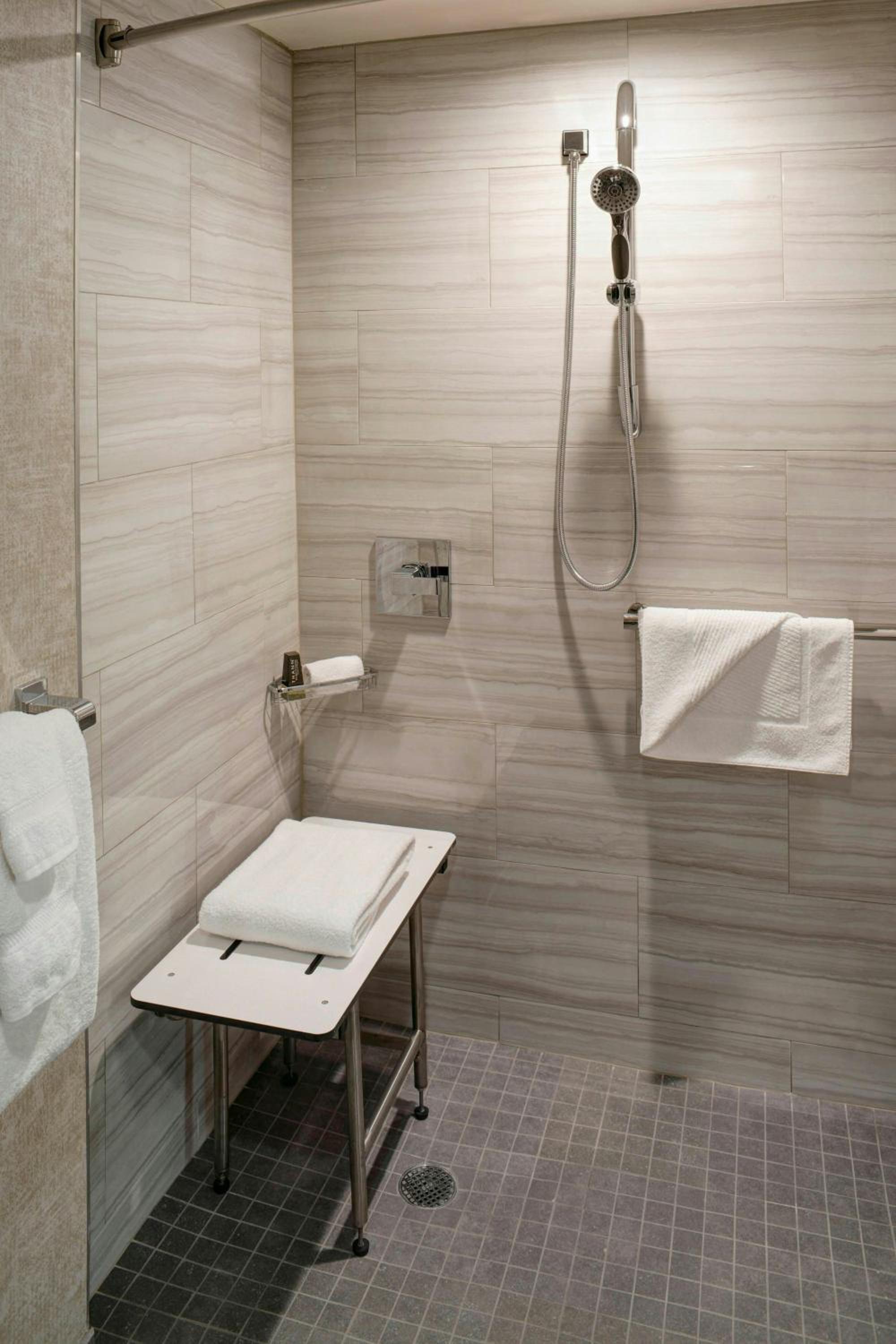 جناح بسرير كينج بغرفة نوم واحدة مع أريكة، DETROIT MARRIOTT SOUTHFIELD 2/3
