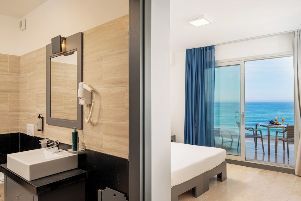 Superior, Queen Bed, Sea Front، Bellevue Sardinia Resort Affiliated by Melia 7/8