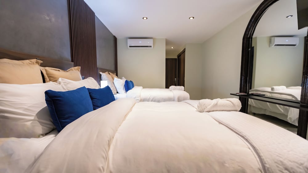 DELUXE, DOUBLE BED
