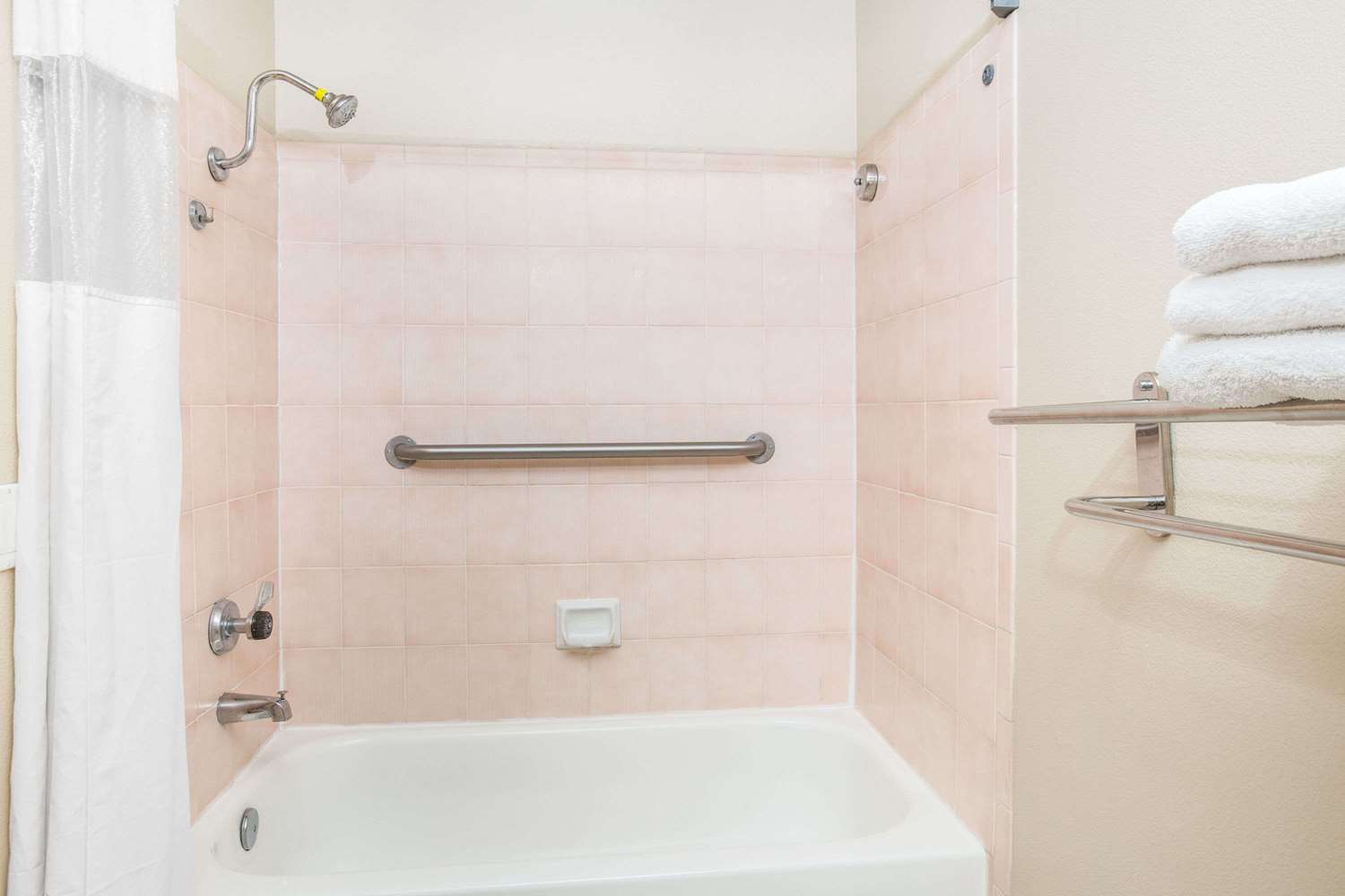 Days Inn by Wyndham Near City Of Hope 22/24