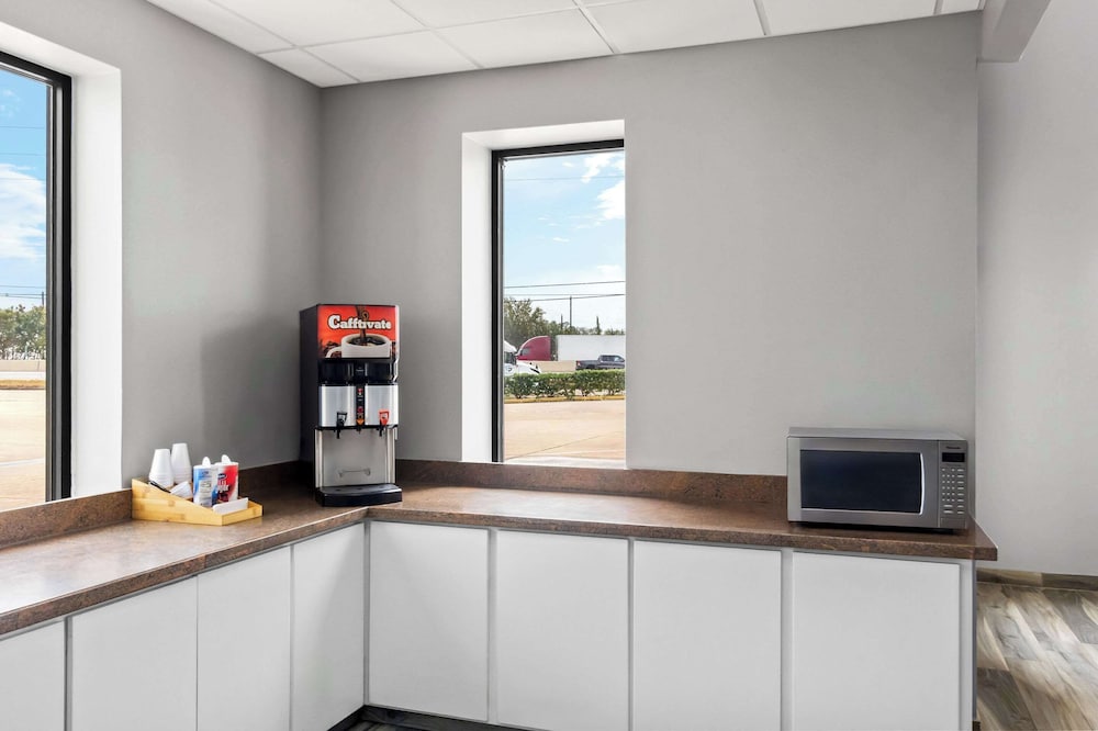Econo Lodge Inn & Suites Channelview - Houston East 9/37