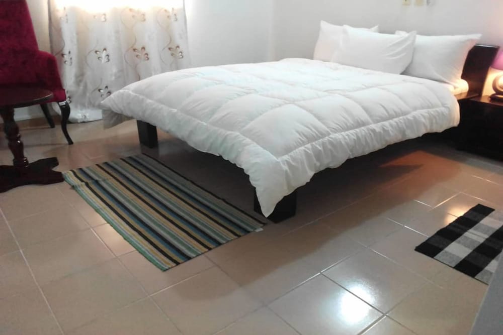 SUPERIOR, QUEEN BED