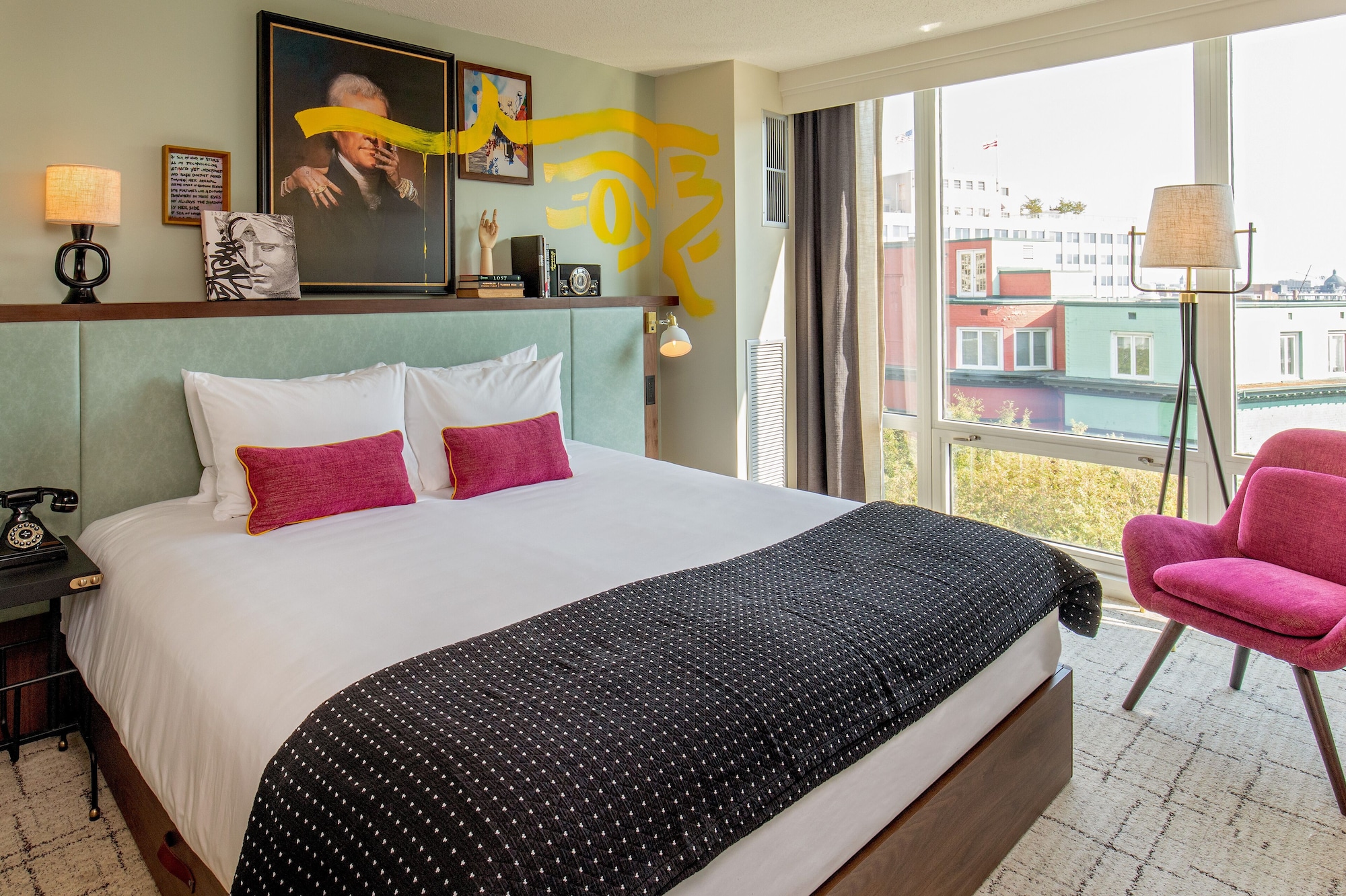 DELUXE, KING BED