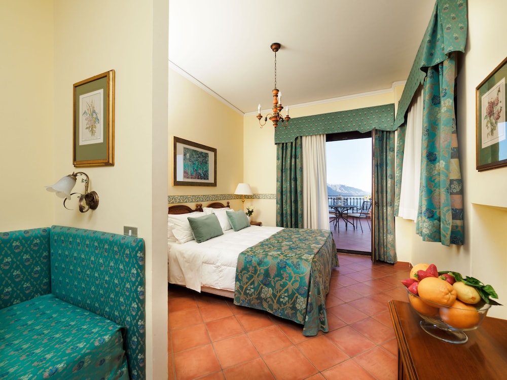 ROOM, TRIPLE, SEA VIEW