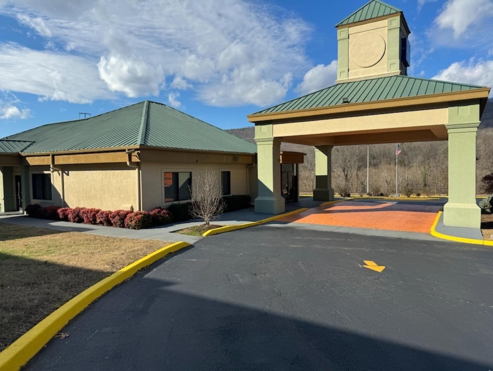 OYO Hotel Harriman near I-40 40/48