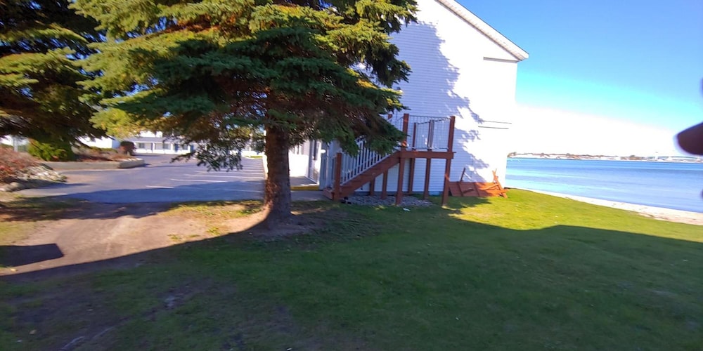 Sunrise Beach Motel 40/47