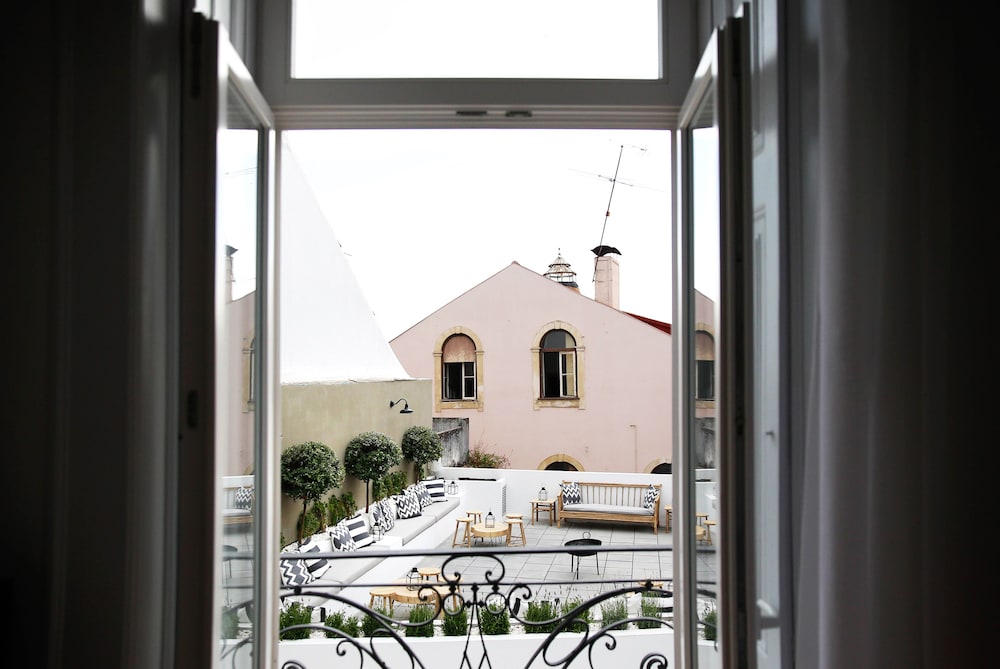 SAPIENTIA BOUTIQUE HOTEL 65/73