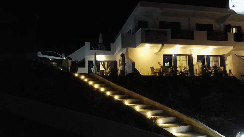 Bouganville Studios 2/50