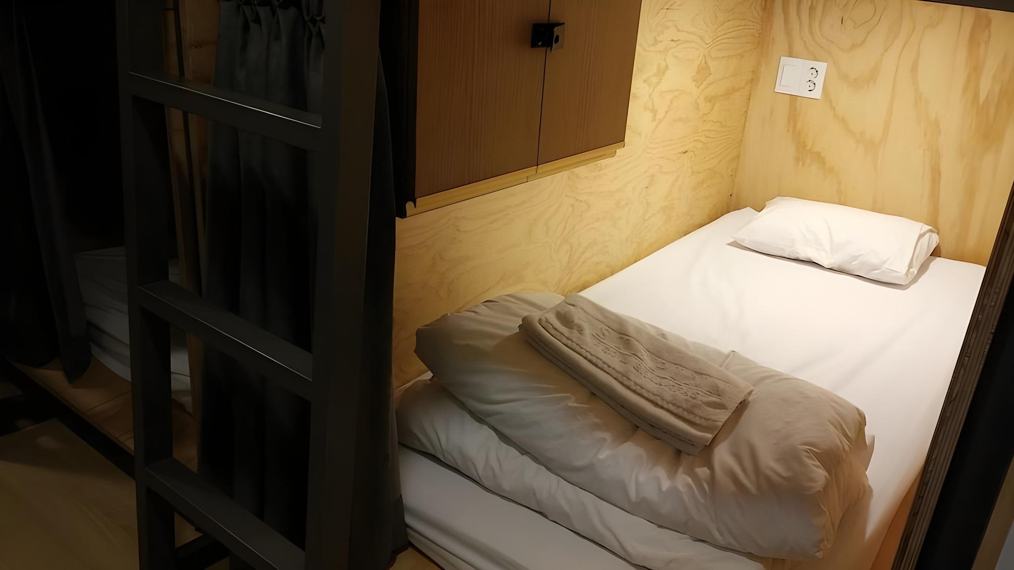 Female Dorm, Female Only, Shared Bathroom, No Window