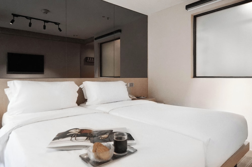 DELUXE, DOUBLE OR TWIN BED
