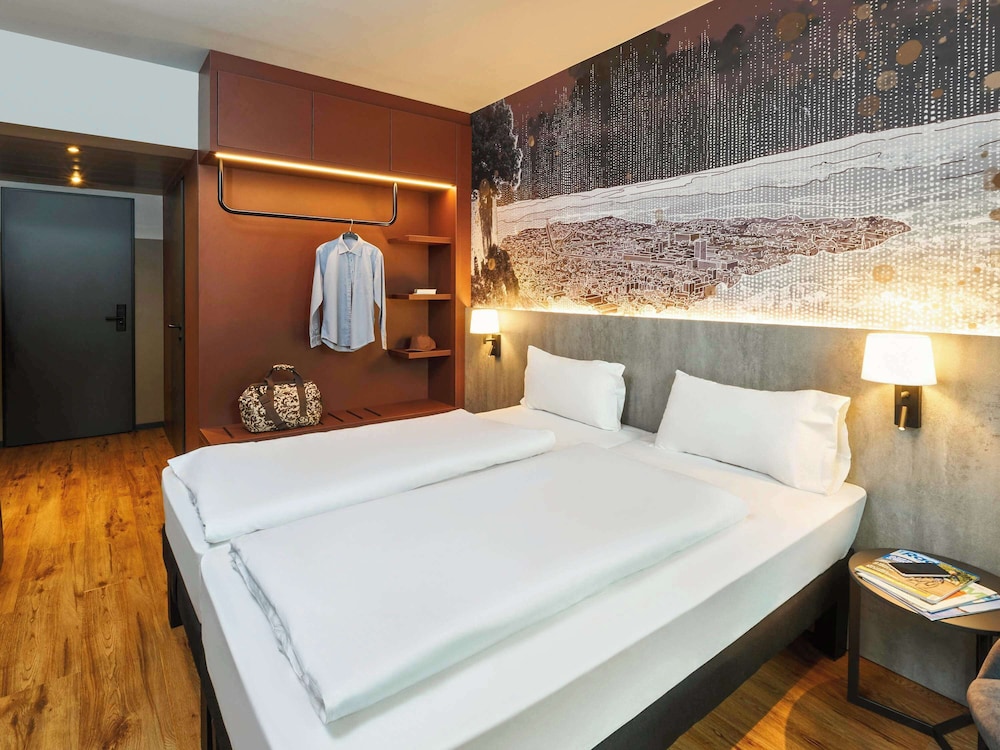 غرفة عائلية بسرير مزدوج وسريرين منفصلين وسرير كينج وسرير بطابقين، Ibis Styles Singen 4/8