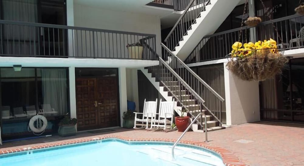 Alamar Resort Inn 35/38