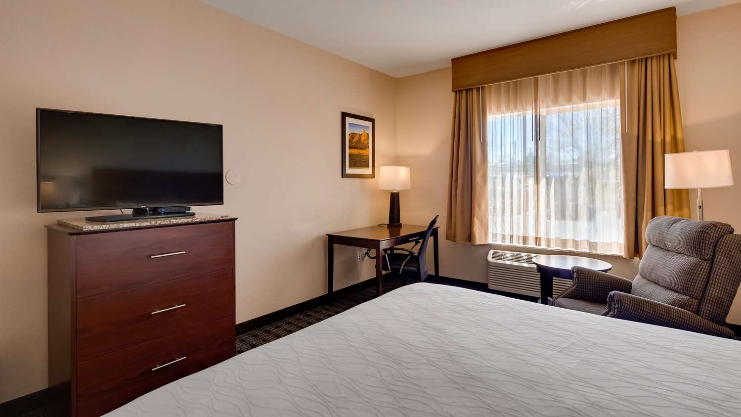 غرفة بسرير كينج، Best Western Plus Gateway Inn & Suites 6/9