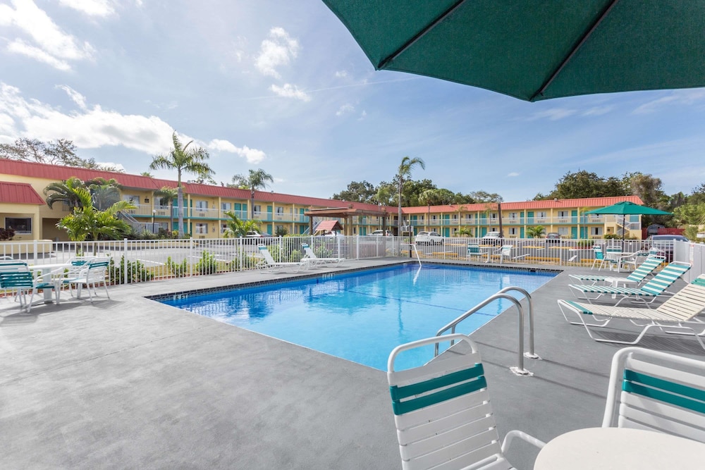 Super 8 By Wyndham Sarasota Near Siesta Key 20/29