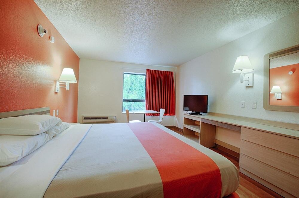 DELUXE, KING BED